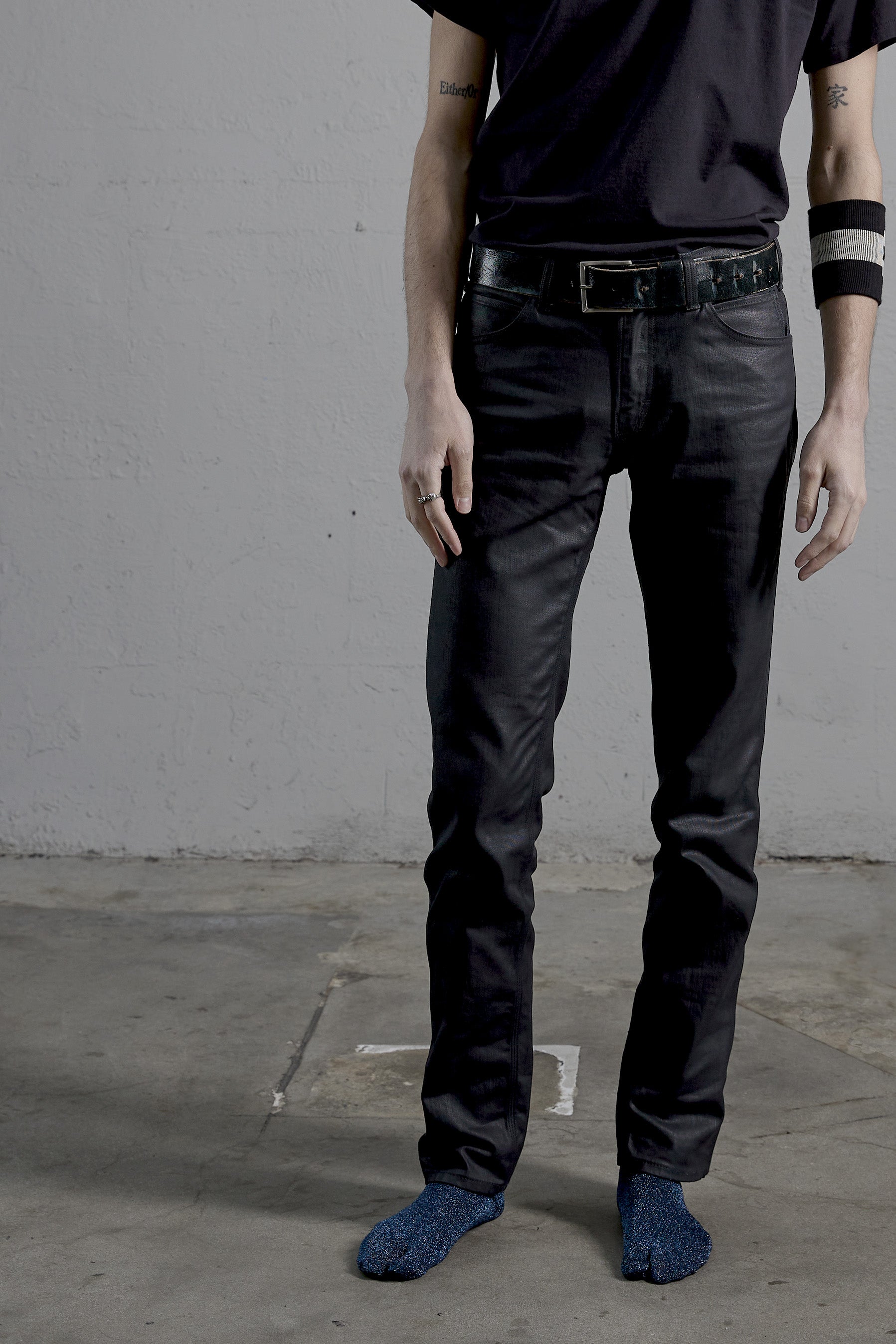 JEAN 8 in black glaze