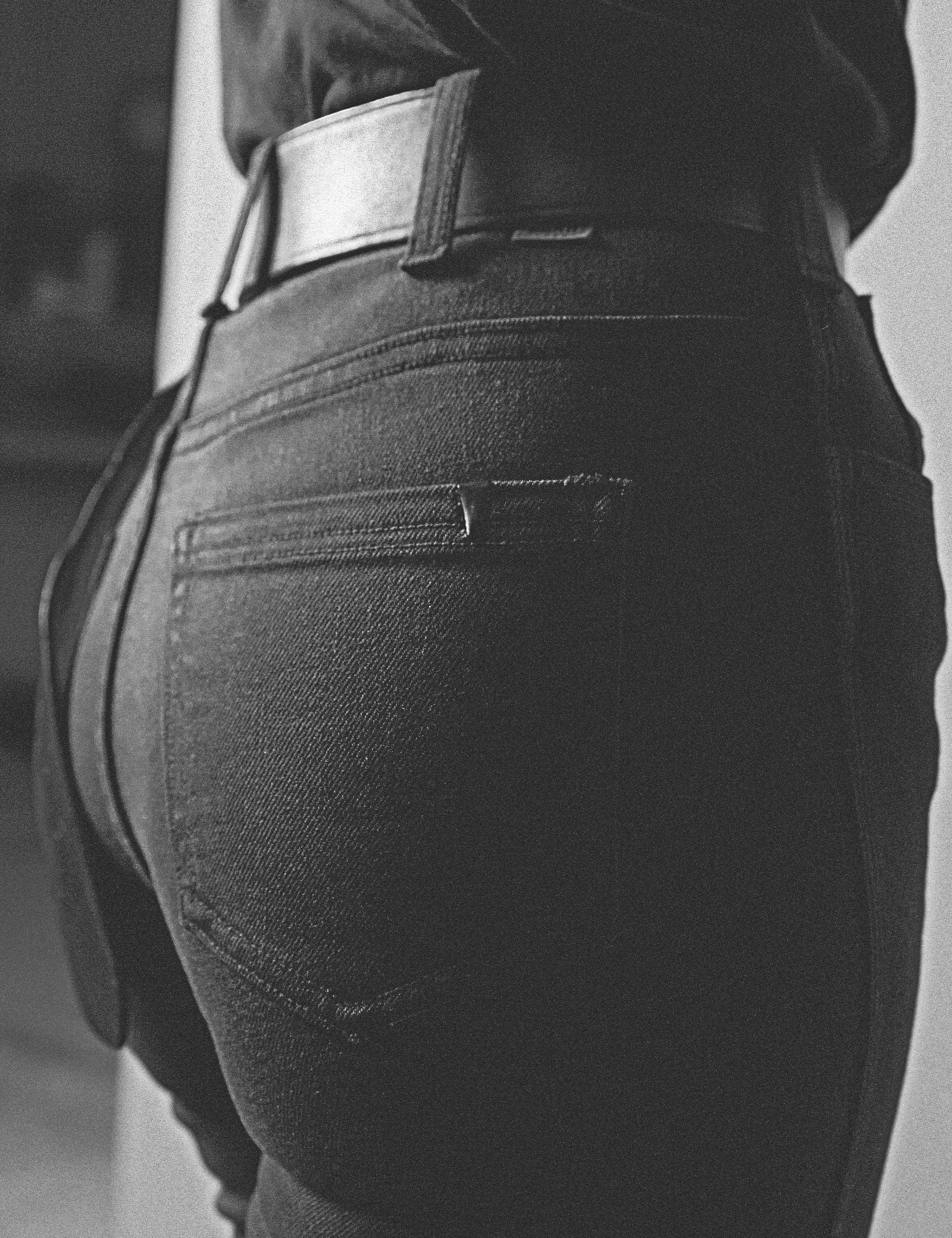 JEAN 8 in black dip