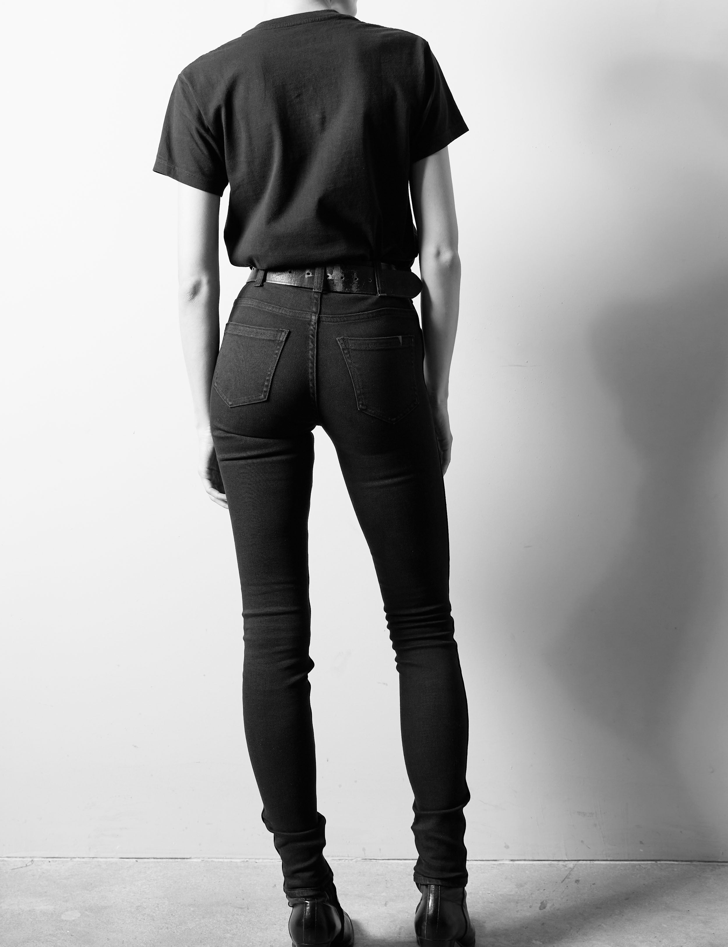 JEAN 8 in black dip
